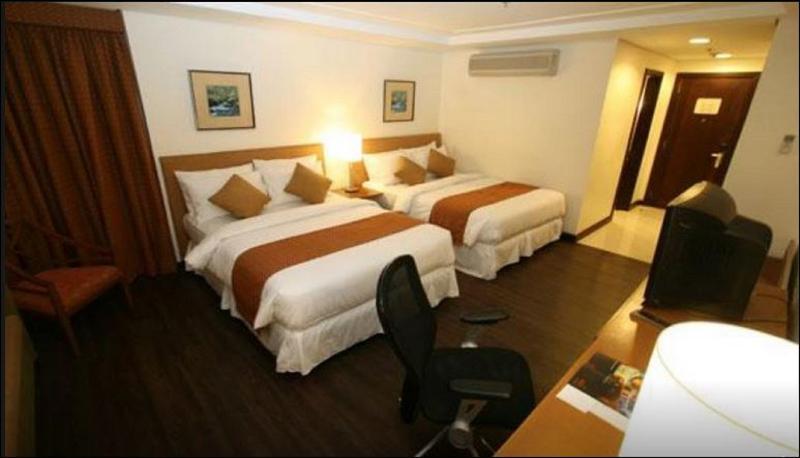 Crown Regency Hotel Makati Makati City Exterior foto
